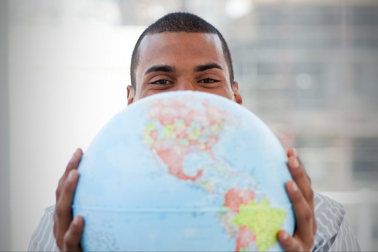 Fortunate businessman holding a terrestrial globe วิทยาลัยนานาชาติ คณะบริหารธุรกิจ – สาขาบริหารธุรกิจระหว่างประเทศ มหาวิทยาลัยหอการค้าไทย