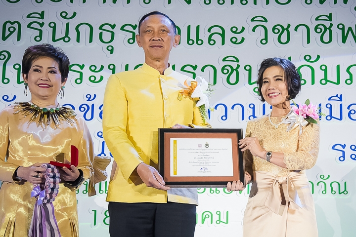 รองศาสตราจารย์ ดร.เสาวณีย์ ไทยรุ่งโรจน์ อธิการบดี ม.หอการค้าไทย รับรางวัลนักวิชาชีพสตรีตัวอย่าง ภาคเอกชน จากสหพันธ์สมาคมสตรีนักธุรกิจและวิชาชีพแห่งประเทศไทย ในพระบรมราชินูปถัมภ์ปี 2561