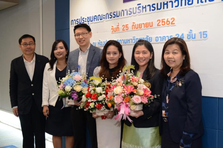 71521912_2924396437577689_594722644008370176_n ผู้ช่วยศาสตราจารย์ลักขณา เศาธยะนันท์ รองอธิการบดีอาวุโสบริหาร มอบกระเช้าดอกไม้แสดงความยินดีแก่ ผู้ได้รับตำแหน่งทางวิชาการ