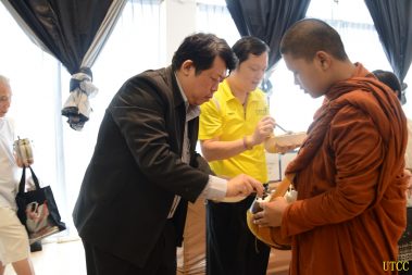 ตักบาตรพระกรรมฐาน