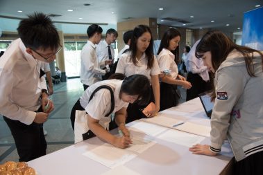 ดร.วิชุดา ณ สงขลา ศรียาภัย Executive Director บริษัท Media Tank บรรยายให้แนวทางเพื่อคัดเลือกผู้เข้าร่วมแข่งขันซีซั่น 2 ของรายการ "Shark Tank THAILAND" จัดโดยสาขาการจัดการอีเว้นท์ คณะการท่องเที่ยวและอุตสาหกรรมบริการ มหาวิทยาลัยหอการค้าไทยและทีมงาน TED x UTCC ร่วมกับบริษัท Media Tank โดยมี อาจารย์ชูธรรม ตั้งใจตรง อาจารย์ประจำสาขาการจัดการอีเว้นท์ มหาวิทยาลัยหอการค้าไทย ร่วมมอบกระเช้าแสดงความยินดี ซึ่งได้รับความสนใจจากนักศึกษากว่า 300 คน จากคณะบริหารธุรกิจ วิทยาลัยผู้ประกอบการ คณะวิทยาศาสตร์และเทคโนโลยี และคณะการท่องเที่ยวฯ เข้าร่วมฟังการบรรยาย นอกจากนี้ยังมีทีมนักศึกษาเข้าประกวดเพื่อคัดเลือกเป็นตัวแทนมหาวิทยาลัยหอการค้าไทย โดยนักศึกษาที่ถูกคัดเลือก จะมีโอกาสได้ร่วมรายการทางช่อง 7 และ Pitching ธุรกิจเพื่อขอเงินลงทุนจริง ณ ห้องเรียนรวม 10201 อาคาร 10 ชั้น 2 มหาวิทยาลัยหอการค้าไทย