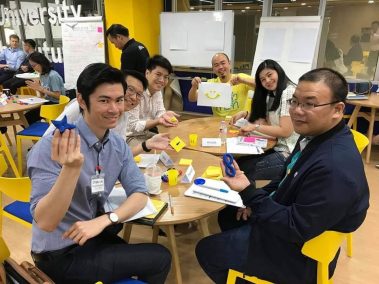 รู้ไหมเด็กๆ ช่วงนี้อาจาย์ ม.หอการค้าไทย กำลัง ฝึกฝนเสริมสร้างทักษะความรู้ เพื่อที่จะได้มาถ่ายทอดความรู้ดีๆ ให้กับเหล่านักศึกษา