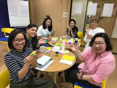 รู้ไหมเด็กๆ ช่วงนี้อาจาย์ ม.หอการค้าไทย กำลัง ฝึกฝนเสริมสร้างทักษะความรู้ เพื่อที่จะได้มาถ่ายทอดความรู้ดีๆ ให้กับเหล่านักศึกษา