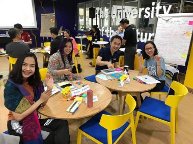 รู้ไหมเด็กๆ ช่วงนี้อาจาย์ ม.หอการค้าไทย กำลัง ฝึกฝนเสริมสร้างทักษะความรู้ เพื่อที่จะได้มาถ่ายทอดความรู้ดีๆ ให้กับเหล่านักศึกษา