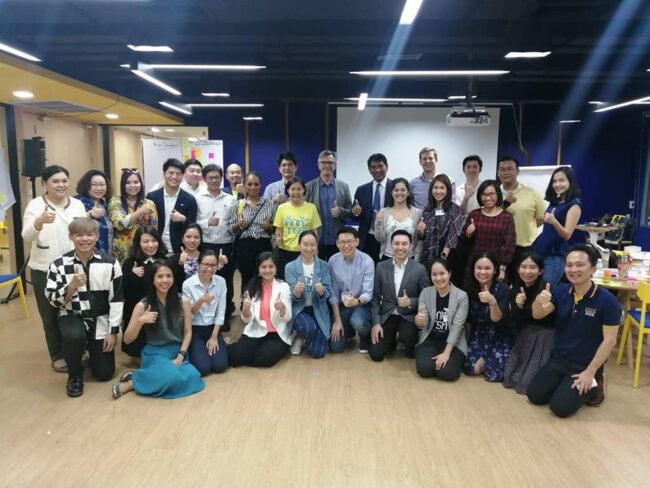 รู้ไหมเด็กๆ ช่วงนี้อาจาย์ ม.หอการค้าไทย กำลัง ฝึกฝนเสริมสร้างทักษะความรู้ เพื่อที่จะได้มาถ่ายทอดความรู้ดีๆ ให้กับเหล่านักศึกษา