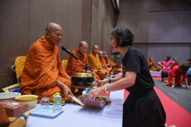 ม.หอการค้าไทย ตักบาตรพระกรรมฐาน 11 รูป