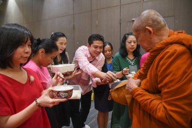 ม.หอการค้าไทย ตักบาตรพระกรรมฐาน 11 รูป