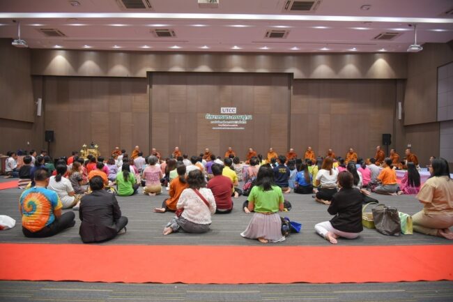 ม.หอการค้าไทย ตักบาตรพระกรรมฐาน 11 รูป