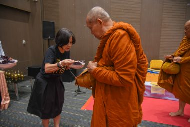 ม.หอการค้าไทย ตักบาตรพระกรรมฐาน 11 รูป