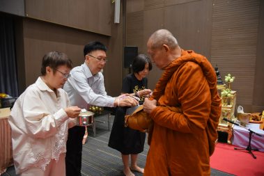 ม.หอการค้าไทย ตักบาตรพระกรรมฐาน 11 รูป