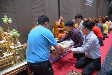 ม.หอการค้าไทย ตักบาตรพระกรรมฐาน 11 รูป