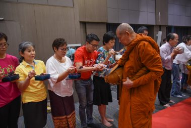 ม.หอการค้าไทย ตักบาตรพระกรรมฐาน 11 รูป