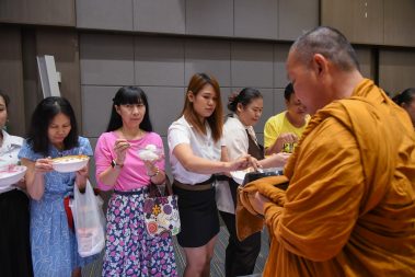 ม.หอการค้าไทย ตักบาตรพระกรรมฐาน 11 รูป