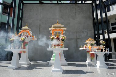 ฤกษ์งามยามดี มหาวิทยาลัยหอการค้าไทย ดำเนินการย้ายศาลพระพรหม ศาลพระภูมิเจ้าที่ และศาลแม่ไทร