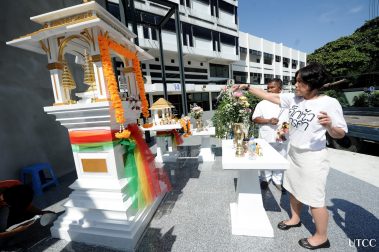 ฤกษ์งามยามดี มหาวิทยาลัยหอการค้าไทย ดำเนินการย้ายศาลพระพรหม ศาลพระภูมิเจ้าที่ และศาลแม่ไทร