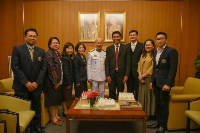 คณะผู้บริหารมหาวิทยาลัยหอการค้าไทย เข้าอวยพรปีใหม่และรับพร จาก ศ.นพ.เกษม วัฒนชัย องคมนตรี