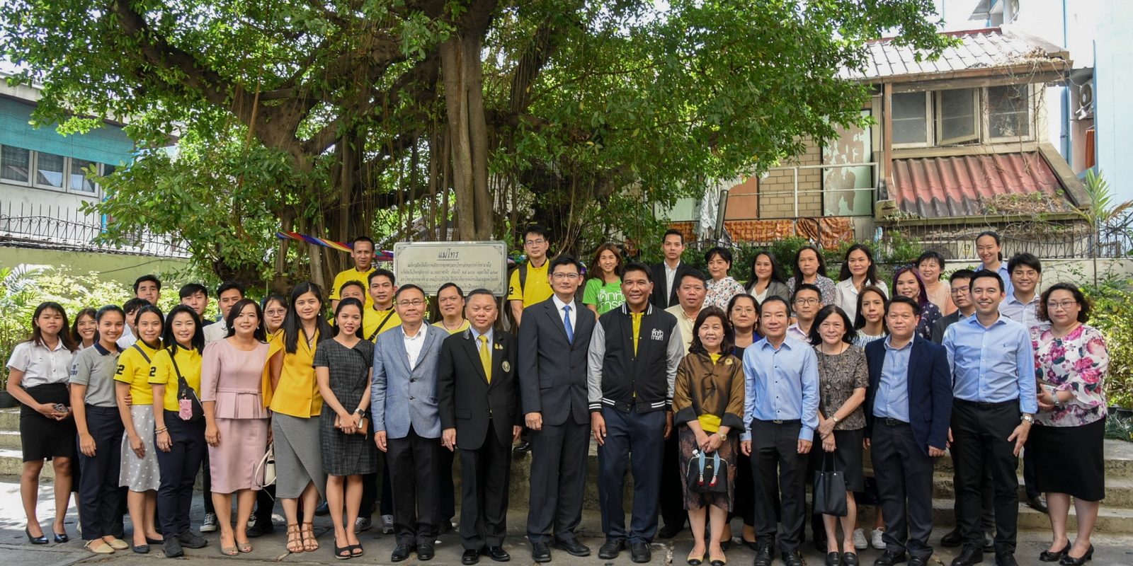 S__62767301 พิธีทำบุญตักบาตรเนื่องวันขึ้นปีใหม่ พุทธศักราช 2563