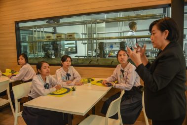 ม.หอการค้าไทย ต้อนรับคณะครูและนักเรียน จาก รร.อัมพรไพศาล