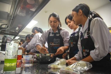ม.หอการค้าไทย ต้อนรับคณะครูและนักเรียน จาก รร.อัมพรไพศาล