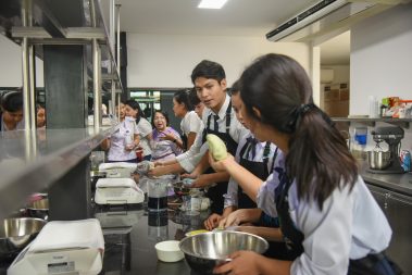 ม.หอการค้าไทย ต้อนรับคณะครูและนักเรียน จาก รร.อัมพรไพศาล
