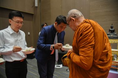 ตักบาตรพระกรรมฐาน