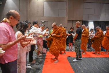 ตักบาตรพระกรรมฐาน