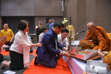 ตักบาตรพระกรรมฐาน