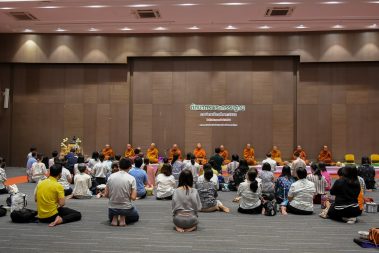 ตักบาตรพระกรรมฐาน