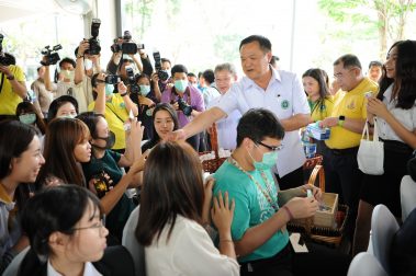 นายอนุทิน ชาญวีรกูล รองนายกรัฐมนตรีและรัฐมนตรีว่าการกระทรวงสาธารณสุขตรวจเยี่ยมสถานศึกษาในเขตกรุงเทพมหานครและร่วมรณรงค์ให้นักศึกษาพร้อมทั้งบุคลากร ร่วมกันป้องกันไวรัสโคโรนา ด้วยการสวมหน้ากากอนามัย