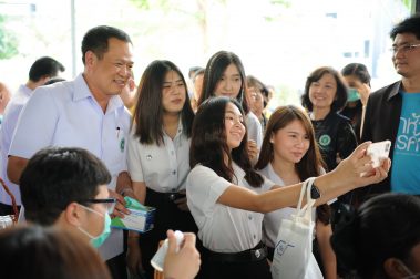 นายอนุทิน ชาญวีรกูล รองนายกรัฐมนตรีและรัฐมนตรีว่าการกระทรวงสาธารณสุขตรวจเยี่ยมสถานศึกษาในเขตกรุงเทพมหานครและร่วมรณรงค์ให้นักศึกษาพร้อมทั้งบุคลากร ร่วมกันป้องกันไวรัสโคโรนา ด้วยการสวมหน้ากากอนามัย