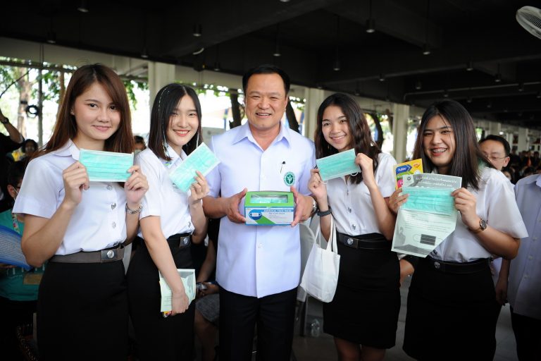DSC_5547 นายอนุทิน ชาญวีรกูล รองนายกรัฐมนตรีและรัฐมนตรีว่าการกระทรวงสาธารณสุขตรวจเยี่ยมสถานศึกษาในเขตกรุงเทพมหานครและร่วมรณรงค์ให้นักศึกษาพร้อมทั้งบุคลากร ร่วมกันป้องกันไวรัสโคโรนา ด้วยการสวมหน้ากากอนามัย