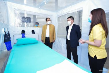 เยี่ยมชมการผลิตห้องคัดกรองและตรวจผู้เสี่ยงติดเชื้อ COVID-19 ที่ผลิตโดยนวัตกรรมของ SCG เพื่อส่งมอบให้โรงพยาบาลต่าง ๆ ต่อไป ณ อาคาร 100 ปี SCG