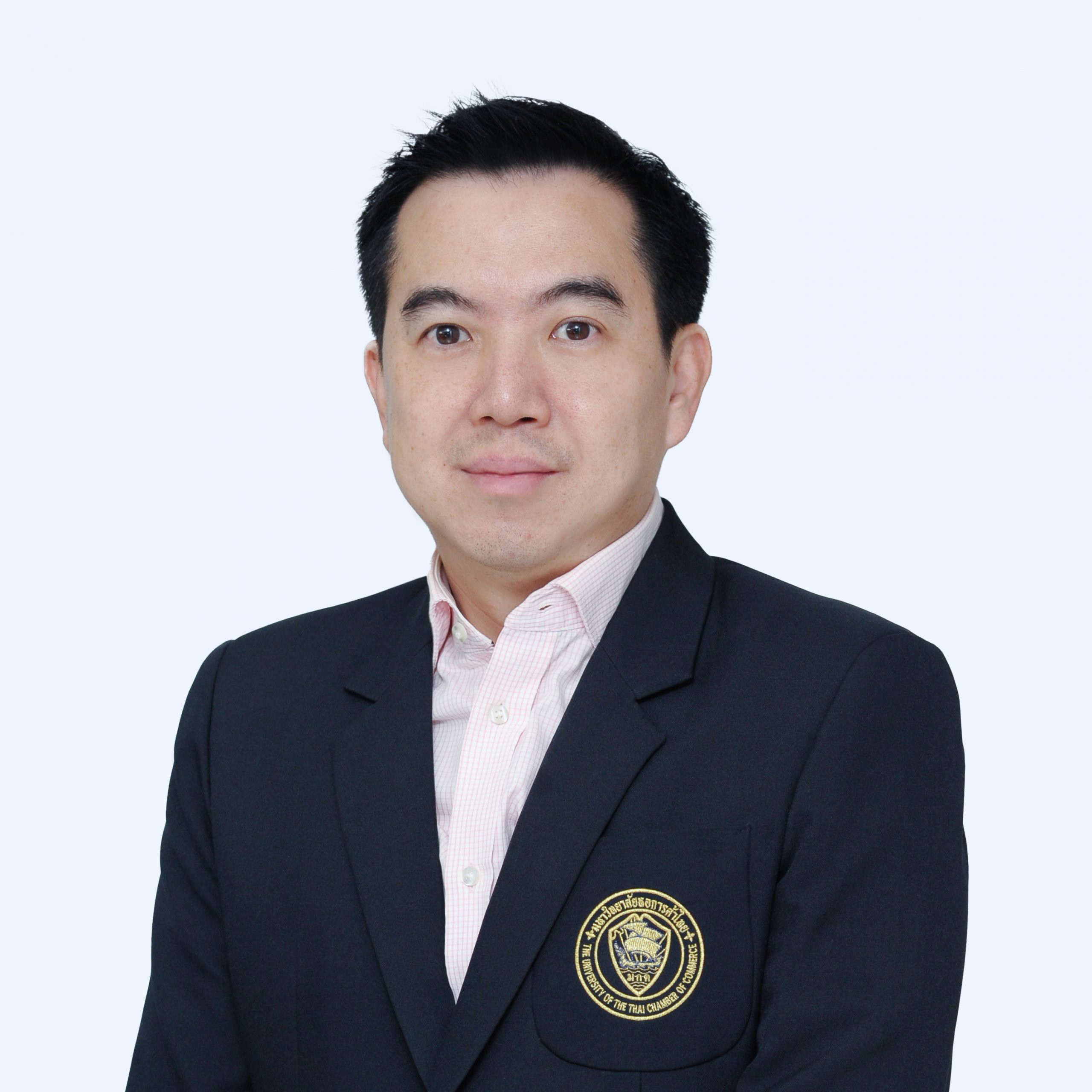 ผู้บริหาร ม.หอการค้าไทย อาจารย์ ดร.พีรพงษ์ ฟูศิริ รองอธิการบดีฝ่ายสื่อสารการตลาด ม.หอการค้าไทย