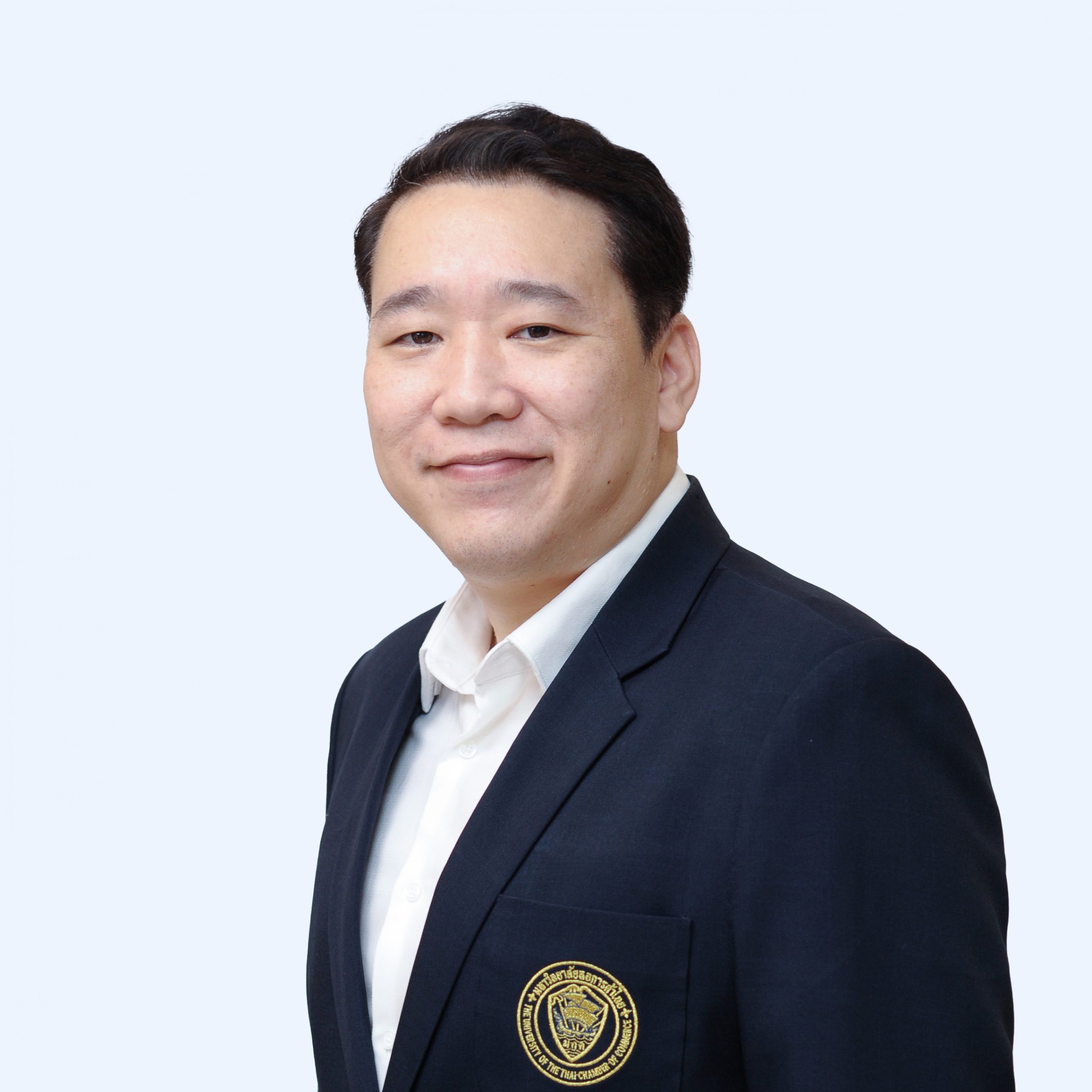 รองศาสตราจารย์เติมธรรม สิทธิเลิศ ผู้ช่วยอธิการบดีฝ่ายยุทธศาสตร์ ม.หอการค้าไทย