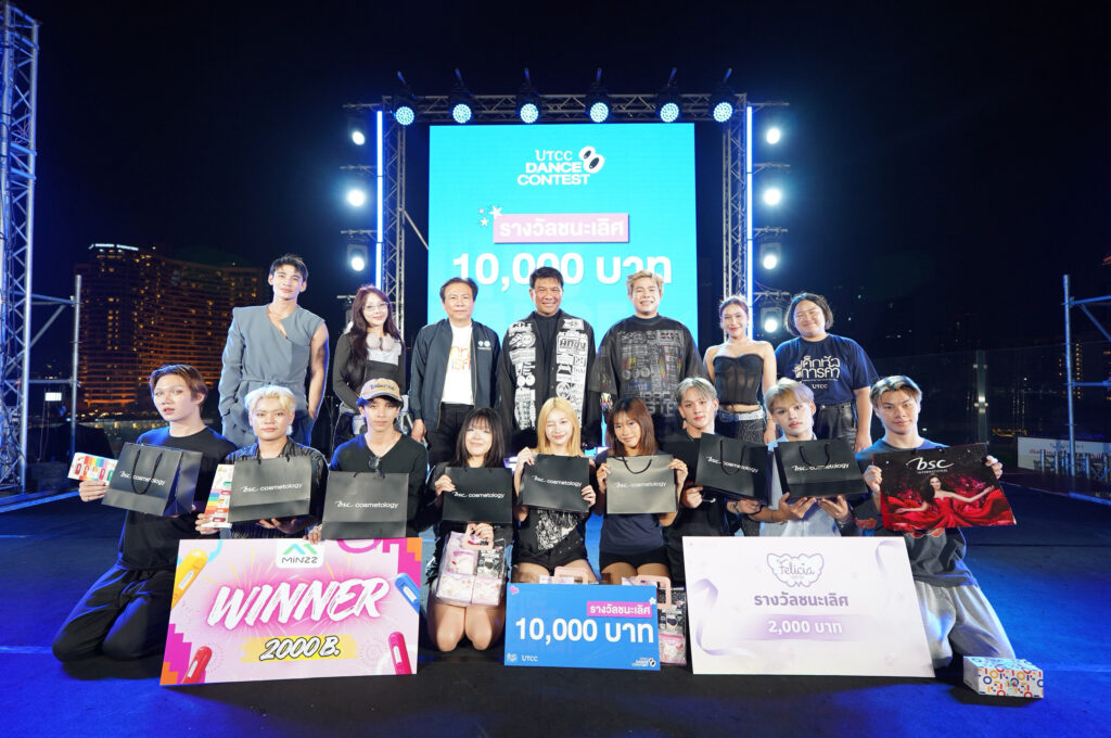 อธิการบดีถ่ายภาพหมู่ร่วมกับคณะกรรมการแล_0