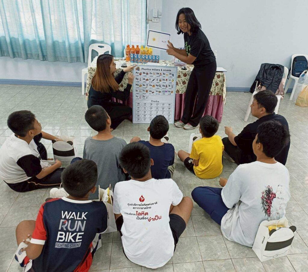 LINE_ALBUM_From the Classroom to the Community_260716_6_0